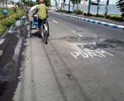 Jalan Rusak Akibat Pipa PDAM Lumajang Bocor